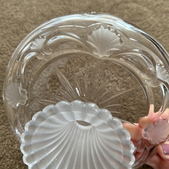 Small pedestal candy dish with shell etchings - Picture 6 of 6